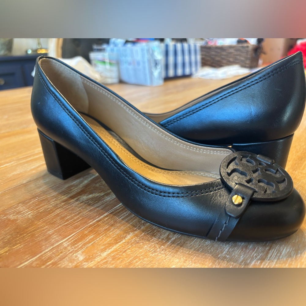 Tory Burch Gabriel Pumps - NWOT size 6
